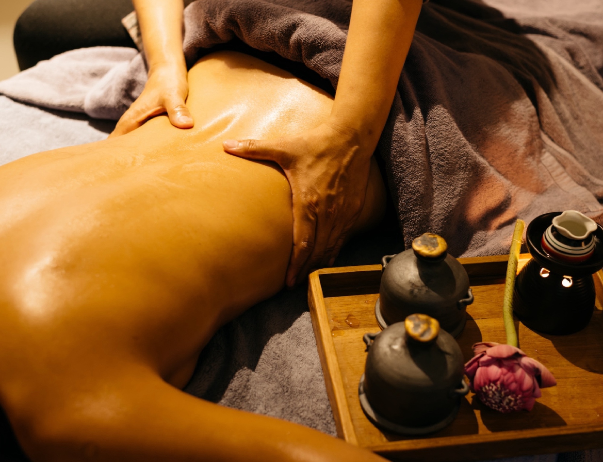 Massaggio rilassante con oli essenziali